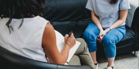 Psicóloga aborda los estigmas de salud mental en la comunidad hispana