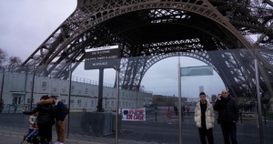 eiffel-tower-strike.jpg