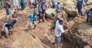 People-digging-the-debris-using-spades-stick-woods-to-discover-of-their-beloved-once__Photo-taken-by-IOM-staff-Mohamud-Omer.jpg