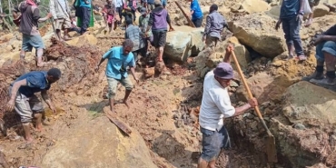 People-digging-the-debris-using-spades-stick-woods-to-discover-of-their-beloved-once__Photo-taken-by-IOM-staff-Mohamud-Omer.jpg